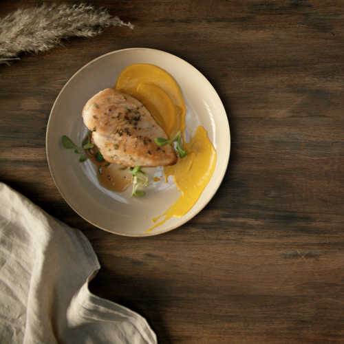 Paistettua kananpojan fileetä, korianterinsiemenillä maustettua porkkanapyreetä ja tummaa rakuunakastiketta