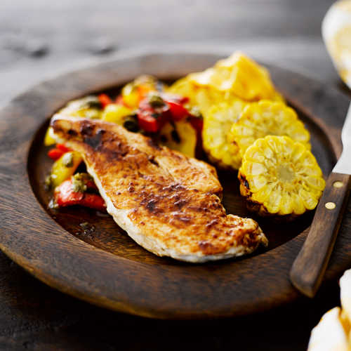 Grillattua kanaa, paprikaa ja cheddar-nachoja