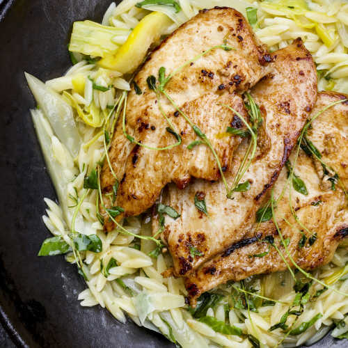 Paistettua kanaa, fenkolia ja orzo-pastaa