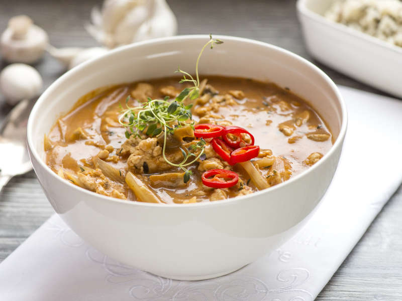 Kanaa ja herkkusieniä chilikastikkeessa