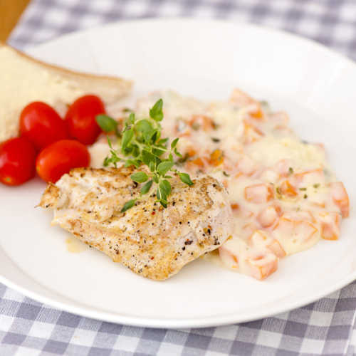 Maukas kanapihvi ja muhennetuja porkkanoita
