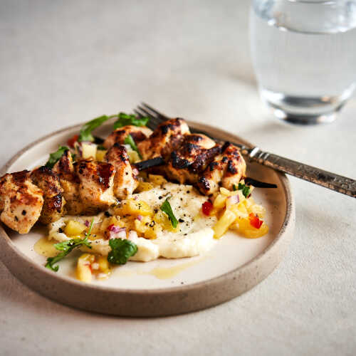 Grillatut kanavartaat, ananassalsaa ja parmesaaniaiolia