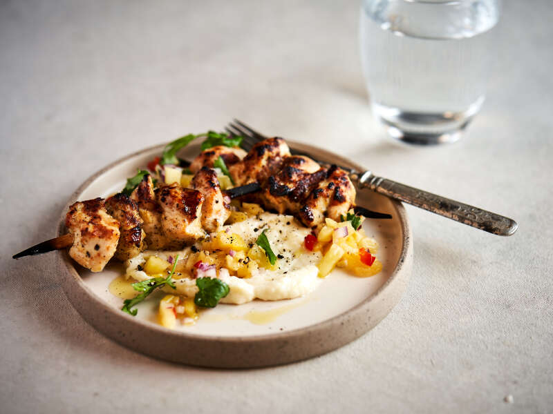 Grillatut kanavartaat, ananassalsaa ja parmesaaniaiolia