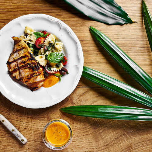 Grillattua kananpoikaa, tomaatti-pastasalaattia ja mojokastiketta