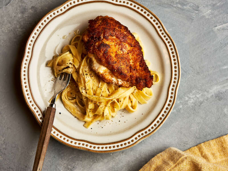 Paistettua kananpoikaa ja pastaa cacio e pepe