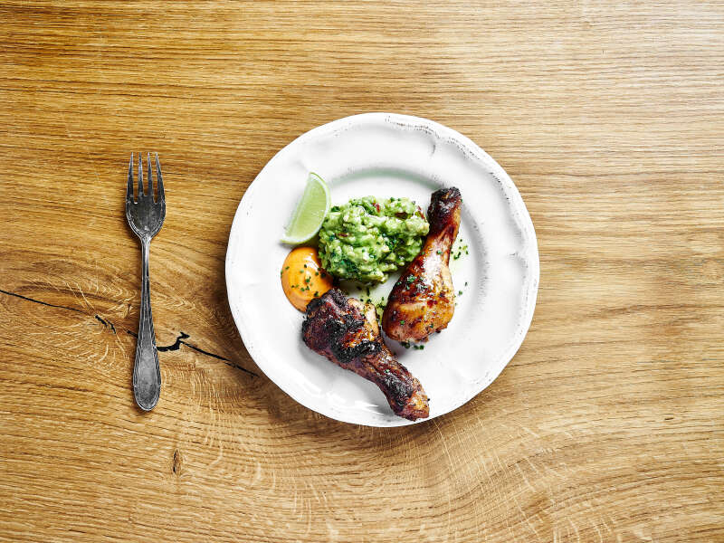 Grillatut kananpojan koipipalat, guacamolea ja savupaprika-aiolia
