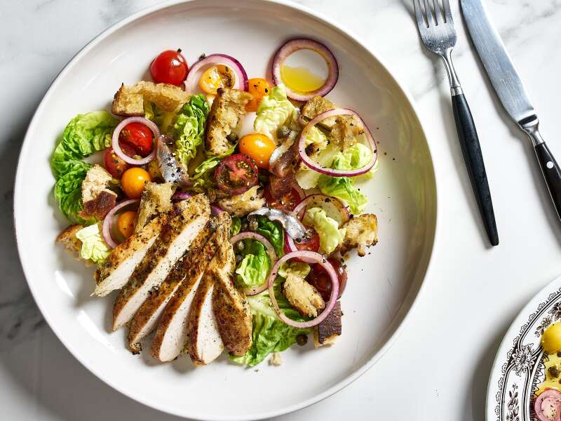 Toscanalainen panzanellasalaatti