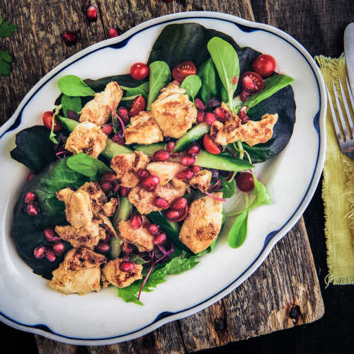 Hunajainen kanasalaatti ja granaattiomena-vinegrette