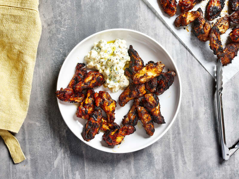 Hot wings mix ja kukkakaalisalaattia 